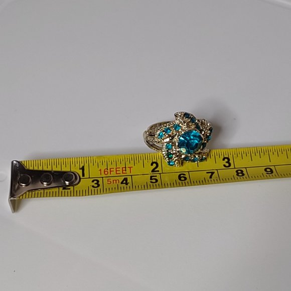 Size 7 Gold Tone Ring With Greenish Blue Plastic Stones - Picture 8 of 9